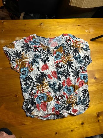 Top noeud devant motifs feuilles épaules à nu