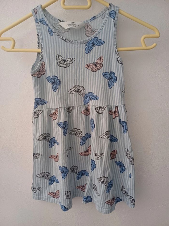Robe été à bretelles motifs papillons