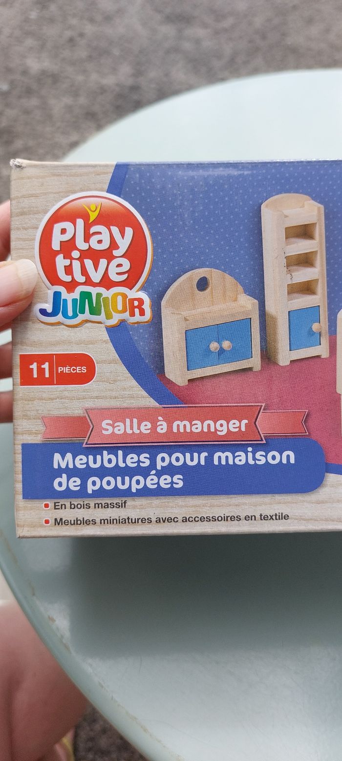 Petits meubles en bois pour maison de poupée - photo numéro 3