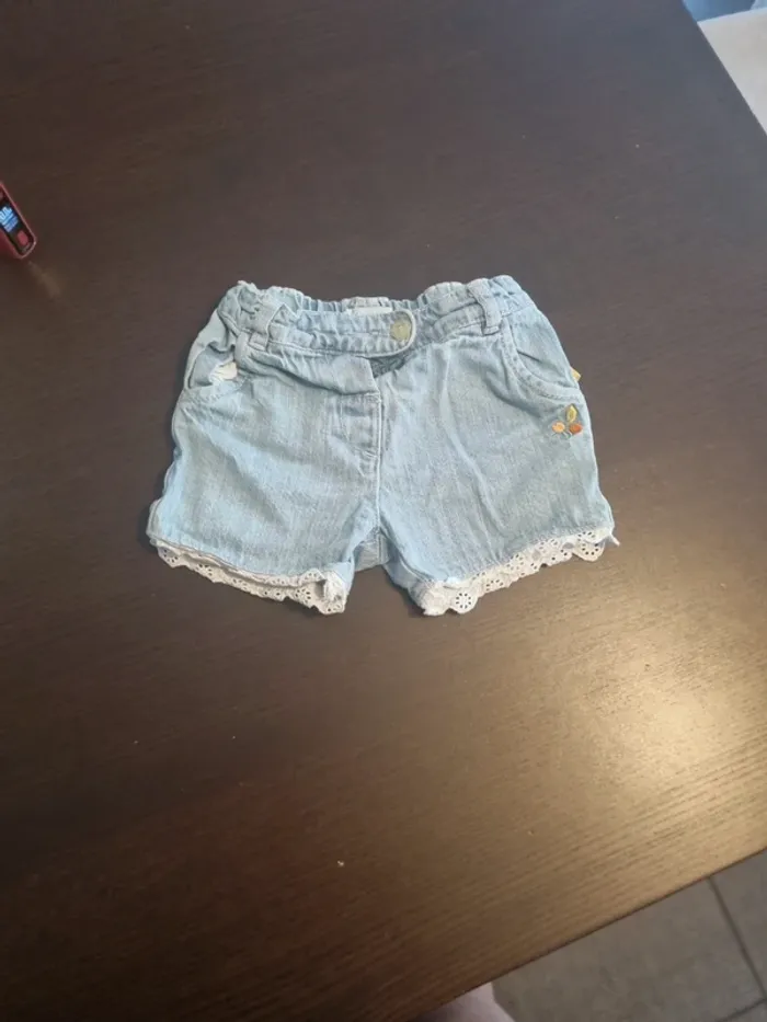 Short en jean 18 mois u tout petits très bon état