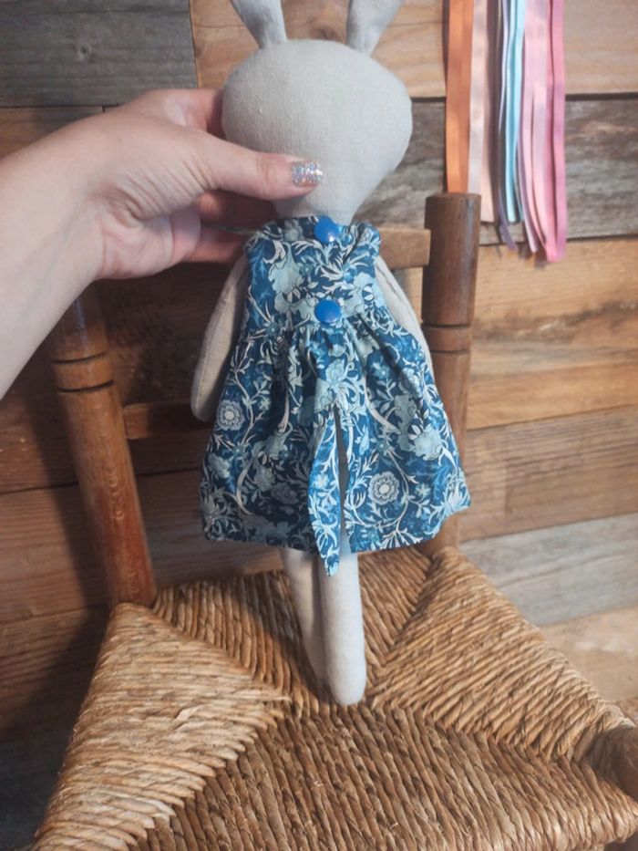 Peluche lapin et sa robe bleue tbe - photo numéro 5