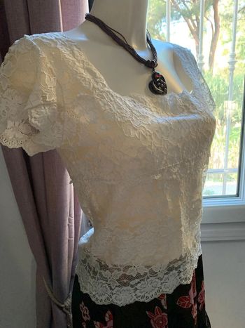 Haut en dentelle vintage manches courtes taille 40 crème