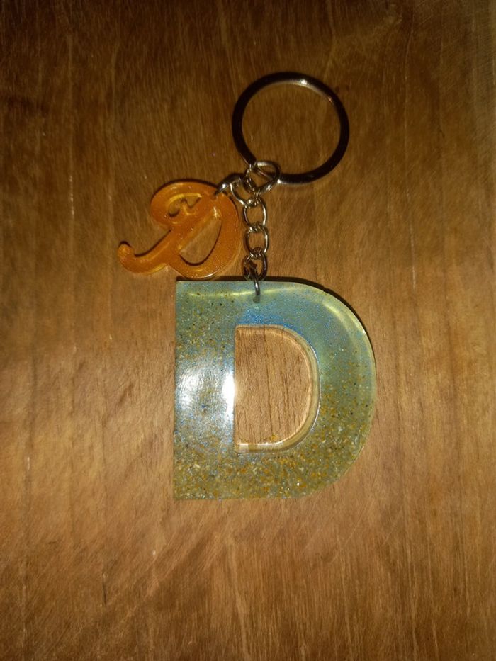 Porte clé lettre D résine epoxy sable