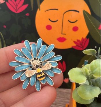 Broche fleur abeille