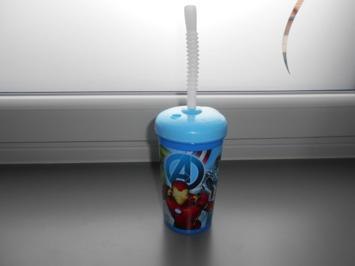 Verre avec paille Avengers (Marvel) neuf à 0,50 EURO