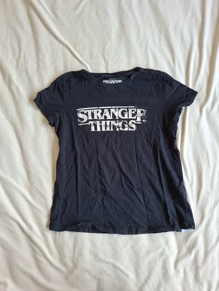 t-shirt  noir écriture sur le devant Stranger Things marque  Stranger Things taille S