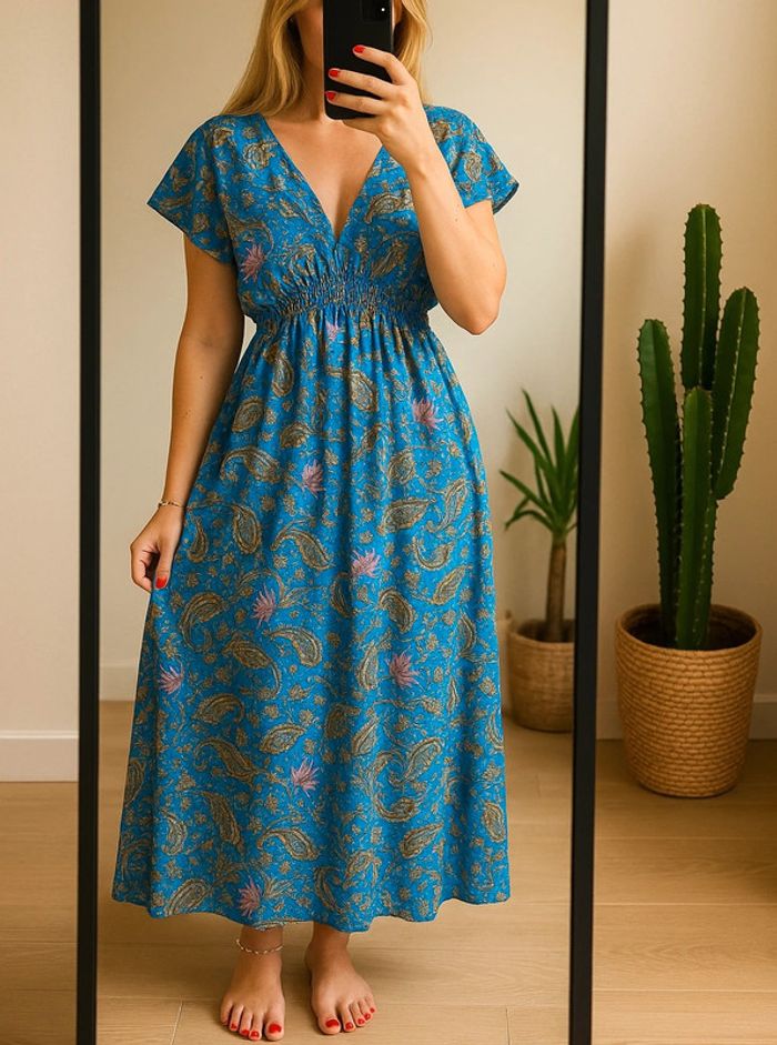 Belle robe longue motifs bleus fleuris taille U - Laraethnics