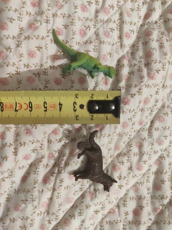 Dinosaure 3,5cm + Chien 3cm 0€50 -50% dés 2 achetés
