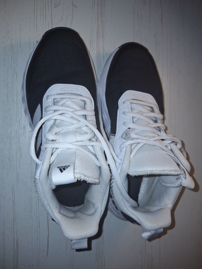 Une paire de basket adidas noir et blanc - photo numéro 6