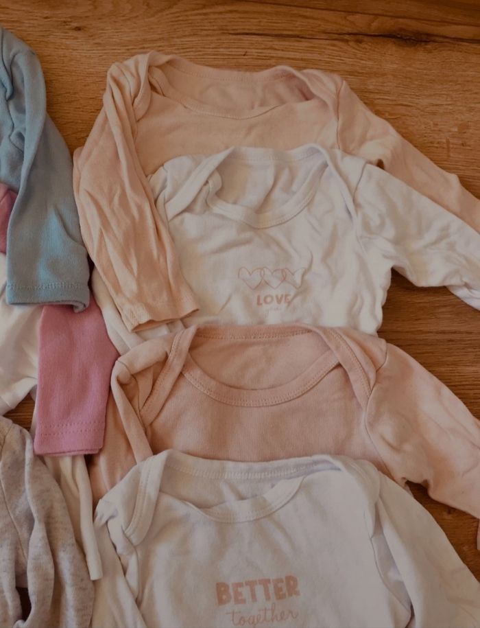 Lot 9 bodies en 6 et 9 mois - photo numéro 4