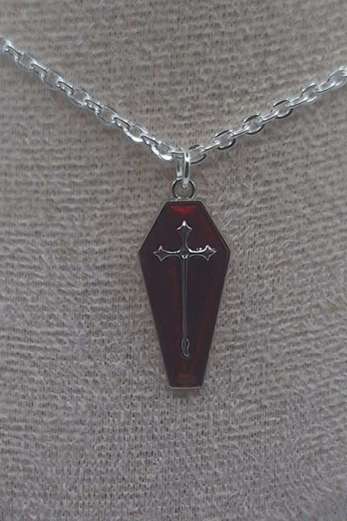 Collier cercueil rouge - photo numéro 2