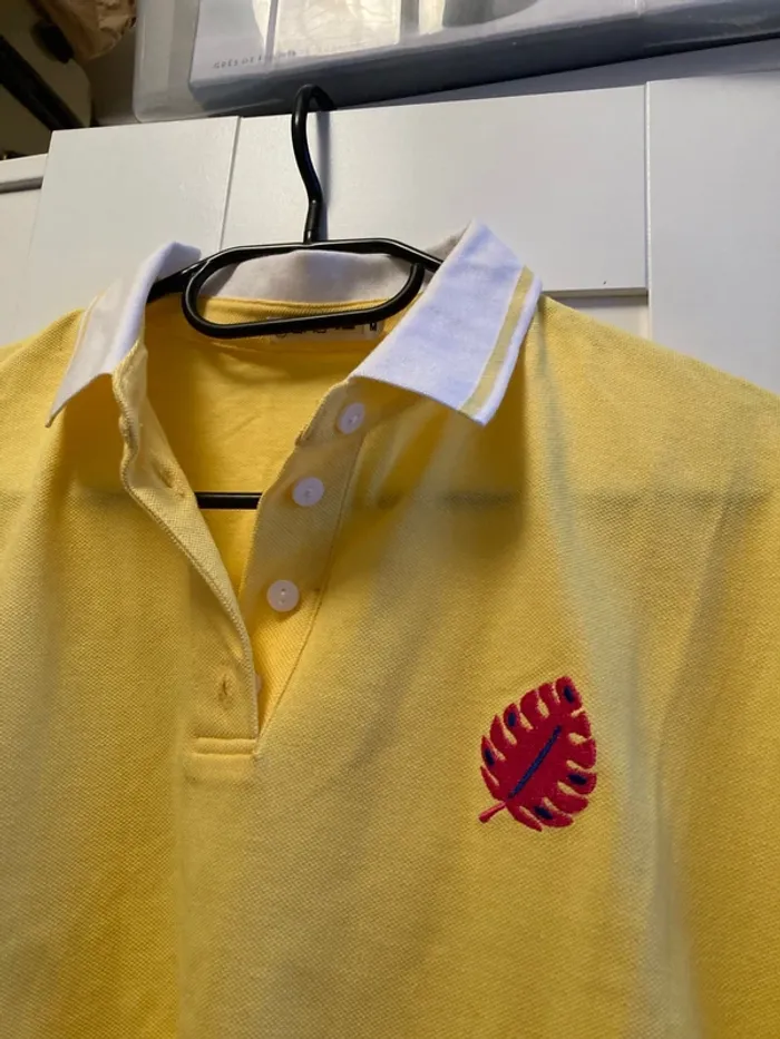 polo jaune à col blanc - photo numéro 2