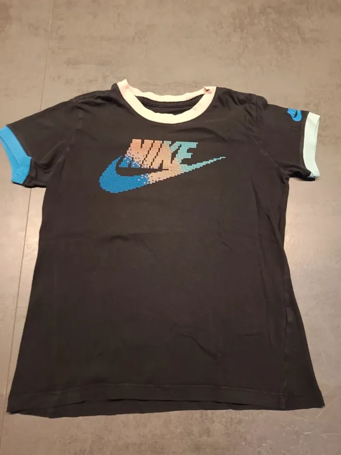 Vends tee-shirt enfant Nike taille 10 ans.