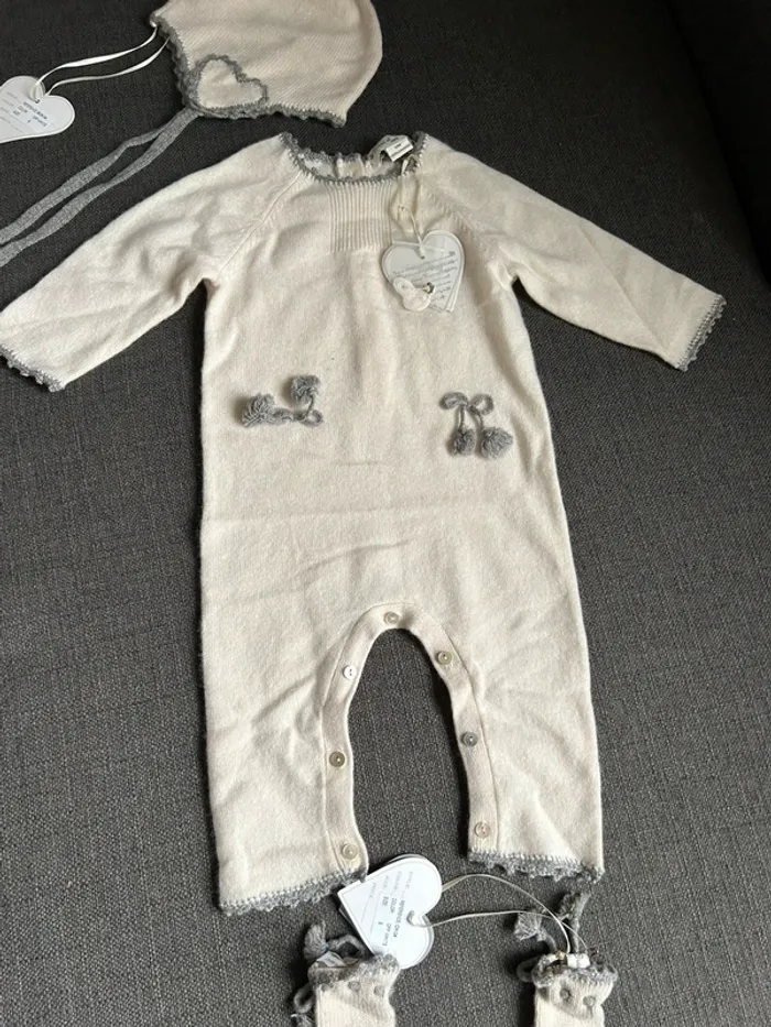 Ensemble bébé, combinaison, bonnet et chaussettes, 9 mois en cachemire oscar et Valentine, neuf - photo numéro 3