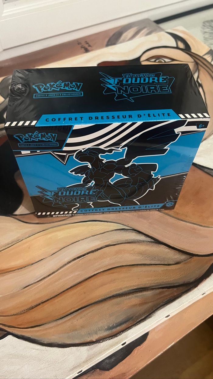 Vend cette ETB Pokémon EV10.5 foudre noire