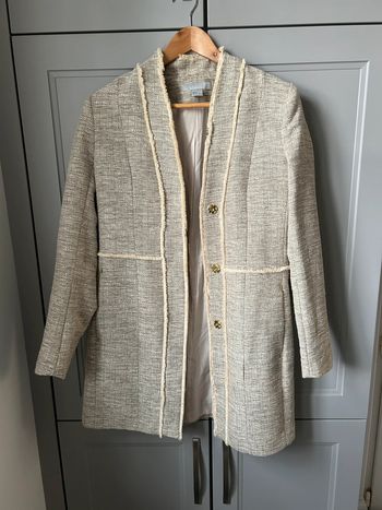 Veste longue beige chic cérémonie