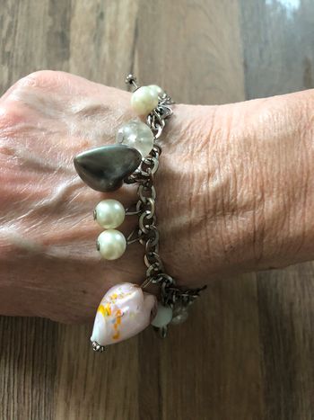 Bracelet breloques perles et coeurs