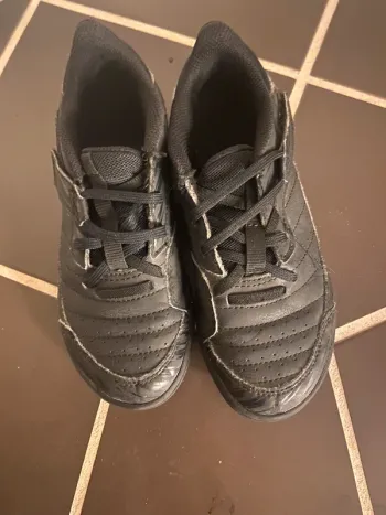 Chaussures noires Futsal Décathlon