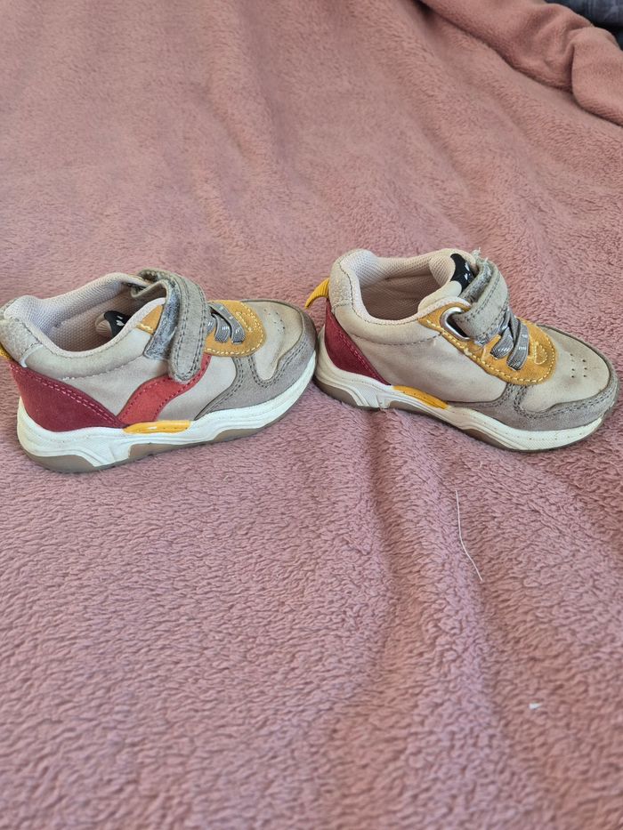 Paire de baskets taille 20. - photo numéro 3