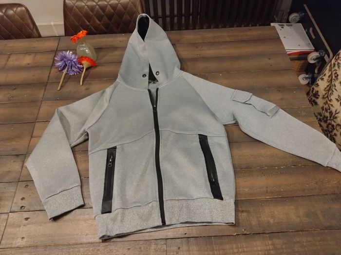 Sweat à capuche Boom Kids gris et noir avec zip – Garçon 12 ans – Très bon état