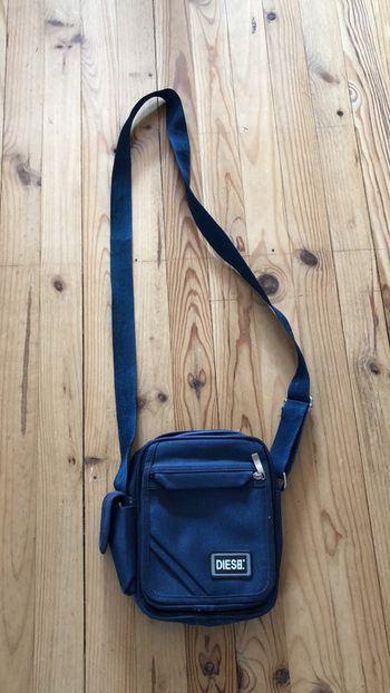 Superbe sac en bandoulière état comme neuf , très pratique et très chouette