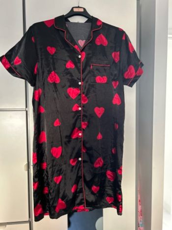 Chemise de nuit satinée à cœurs