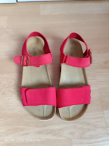 Nu-pieds rouge en cuir neufs " Damart" Piedical p.37