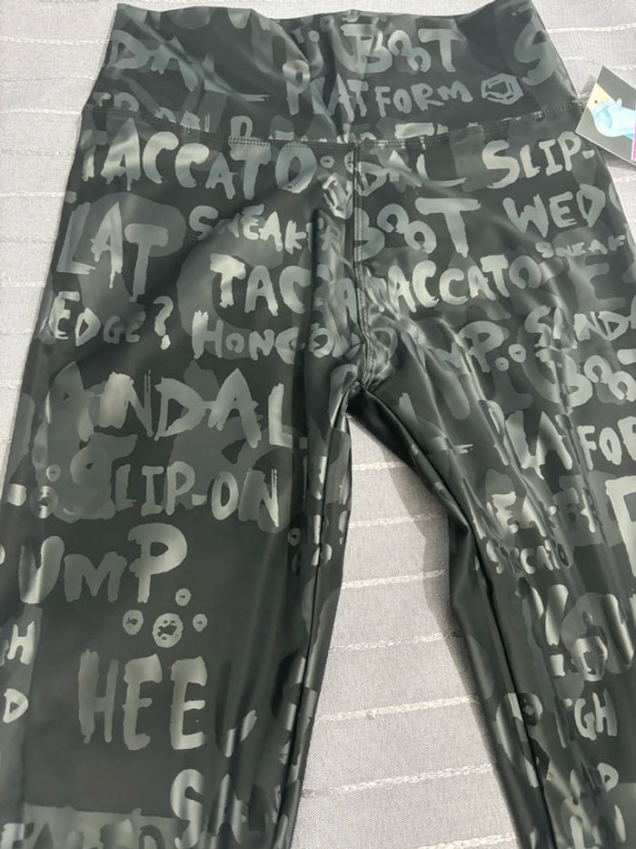 Beau legging simili noir taille haute avec inscriptions effet 3D holographique Neuf - photo numéro 3