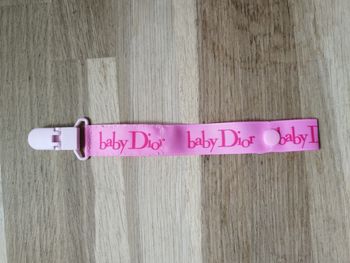 Attache tétine rose