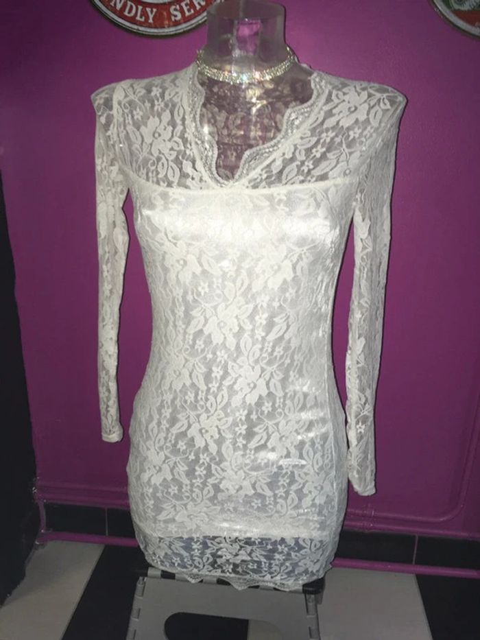 Robe courte moulante dentelle et satin T34