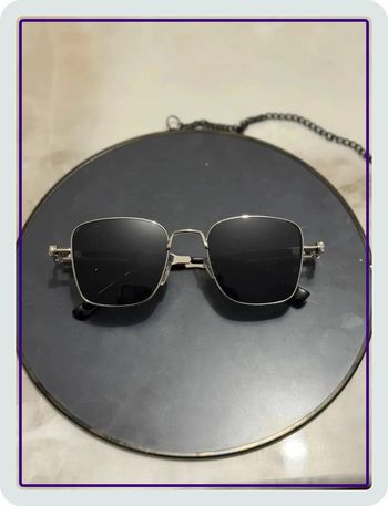 Lunette de soleil noir argentée