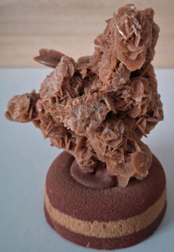 Rose des sables sur socle en pierre