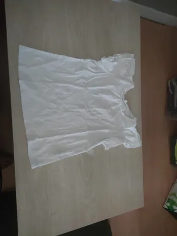 T-shirt blanc manche volonté marque Uniqlo 12