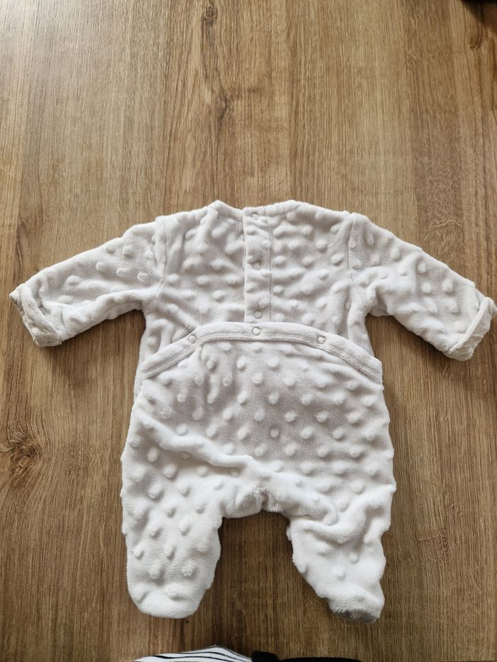 🤍 Pyjama en velours blanc tout doux – Kiabi – Taille naissance (48 cm) - photo numéro 2