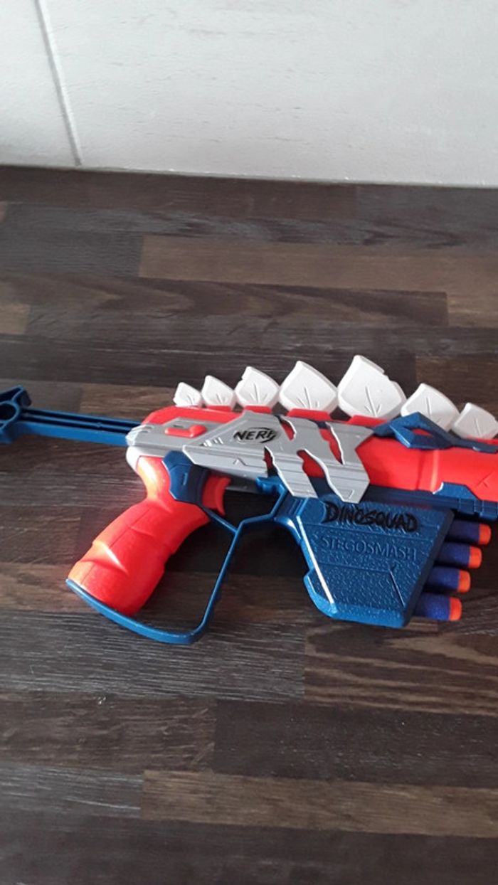 Pistolet nerf et 5 flèches