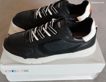 Baskets Geox neuves pour garçon en cuir, jamais portées, pointure 33, avec étiquette