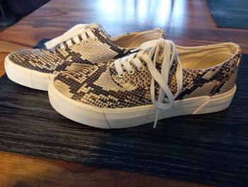 Sneakers motif serpent