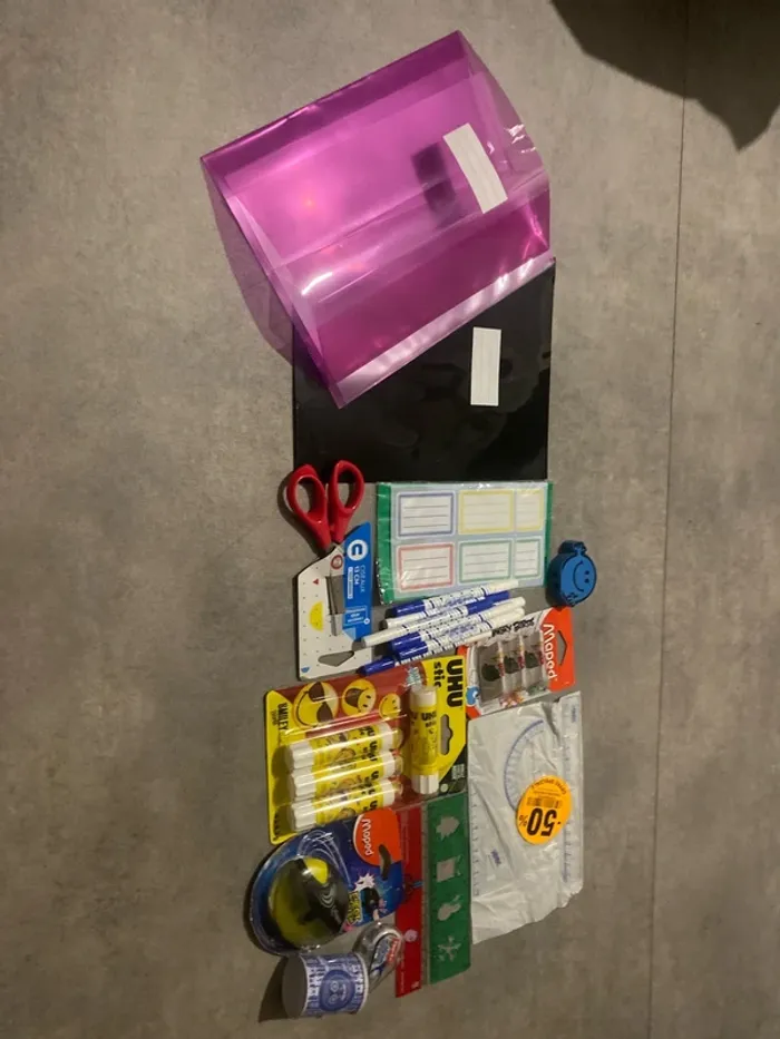 Lot de fournitures scolaires