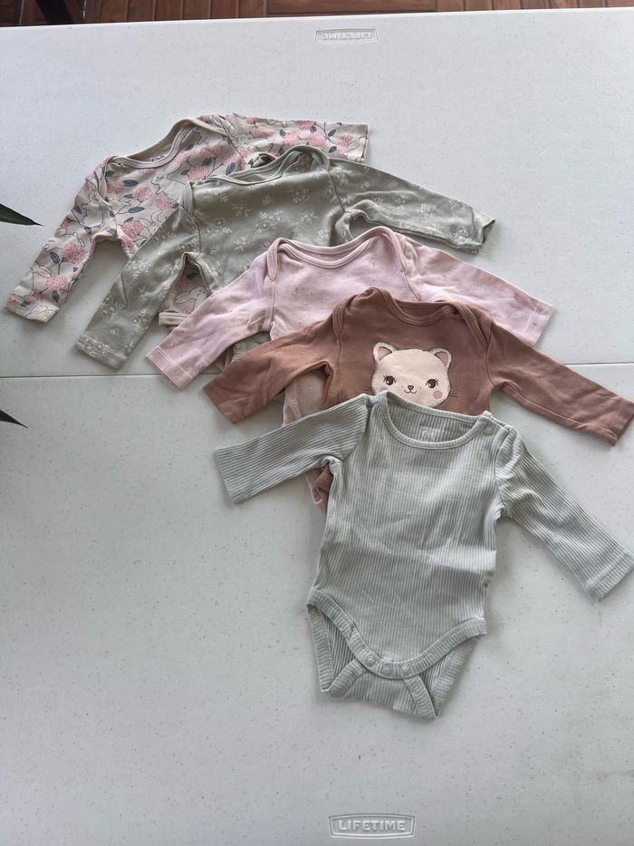 Lot de 5 bodies C&A Très bon état  Taille 1 mois   Prix que sur les lots         #bebefille6mois   #bebegarcon #naissance #naissancegarcon #nourrisson #maternité #sacfemme #grossesse #ensemblebebe #prixnegociable #prixlots #chauffebiberon #éveil #evei - photo numéro 2