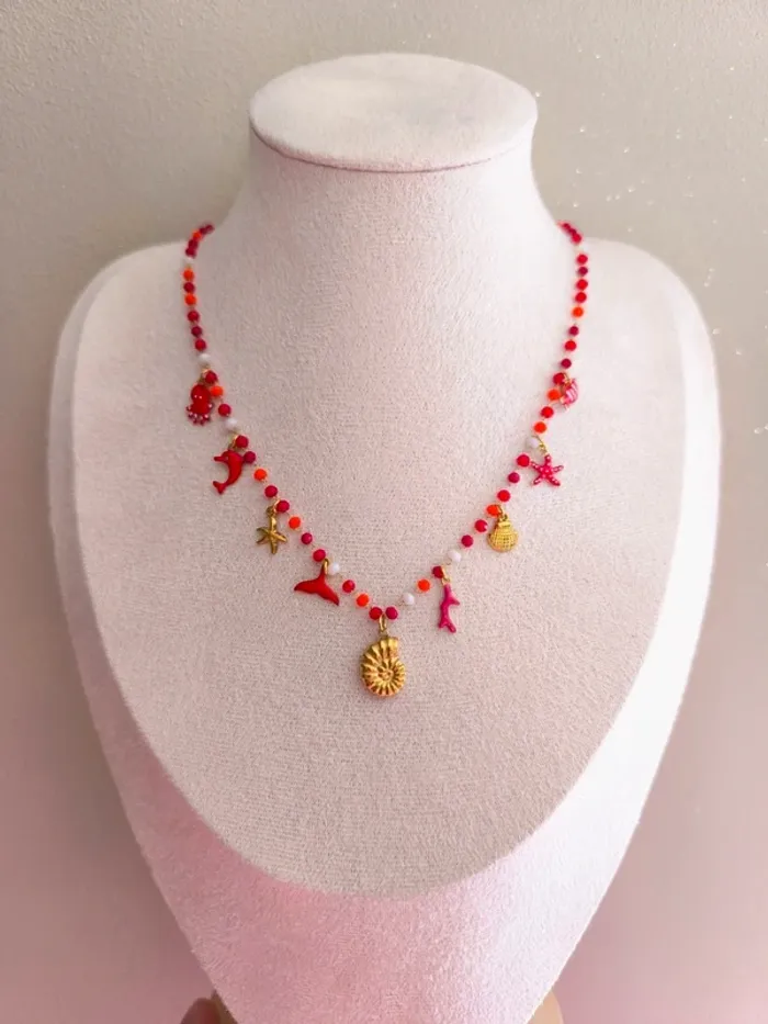 Collier doré et rouge avec perles de cristal et breloques de la mer - photo numéro 2