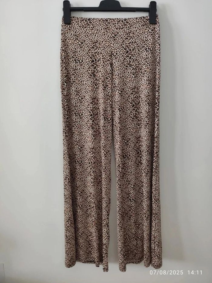 Pantalón flare elástico con estampado animal print de leopardo de Stradivarius