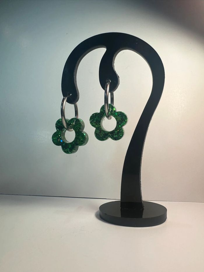 Créoles fleurs résine vertes - photo numéro 4