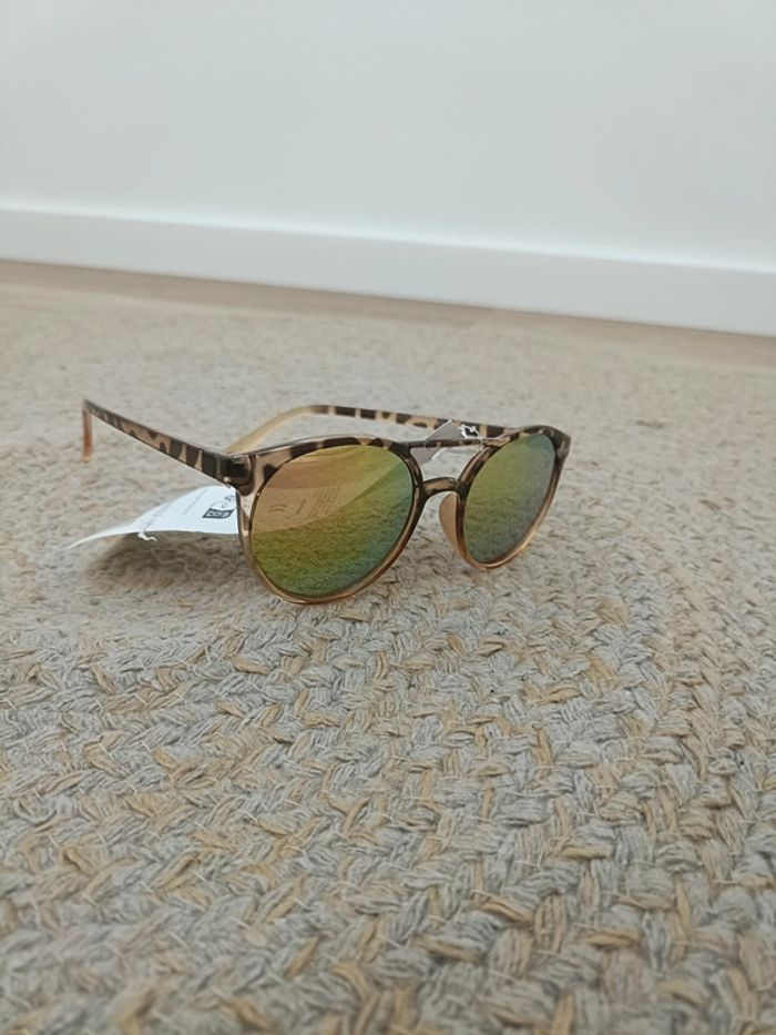 Lunettes de soleil neuves - photo numéro 3