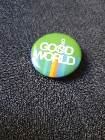 Badge broche verte  Good World