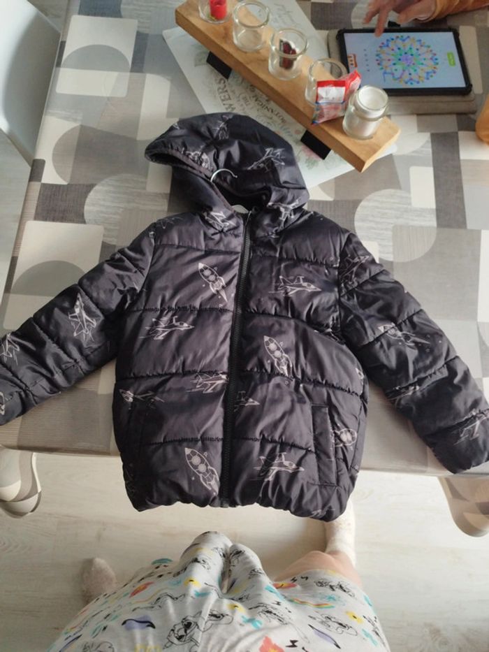 Manteau, un petit accroc qui a déjà été recousu