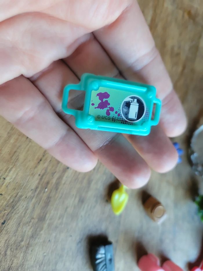 Lot accessoires pour poupée style barbie tenue main - photo numéro 3