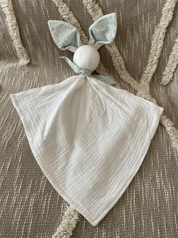 Peluche doudou plat 45cm fait main gaze Gabin le lapin blanc et bleu vert neuf