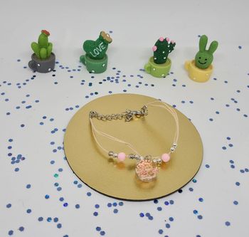 Superbe Bracelet fantaisie avec jolie fleur séchée piégée dans sa boule transparente