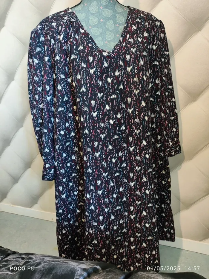 Robe fond noir  couleur rose blanc bleu