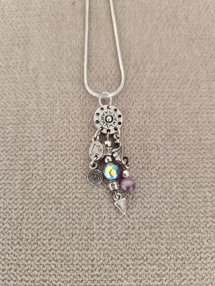 Collier argenté avec décorations et perles rosées - photo numéro 6